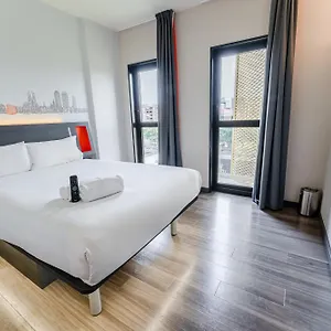 Easyhotel Barcelona Fira הוספיטלט דה יוברגאט